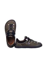 Chaussures de randonnée en cuir marron avec semelles noires, lacets noirs passés dans des œillets métalliques, une chaussure vue de dessus, l'autre de côté.