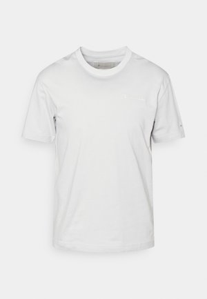 Hvid bomulds t-shirt med korte ærmer, rund halsudskæring og lille broderet logo på venstre bryst. Glat tekstur, minimalistisk design.