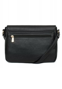 Czarna skórzana torebka crossbody z zamykaną na zamek przednią kieszenią, gładką teksturą, płaskim designem i złotymi akcentami.