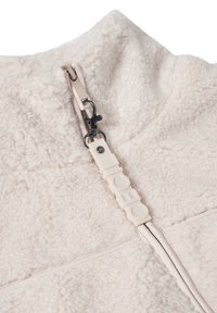 Krämfärgad fleece-pullover med hög krage, prydd med en halva dragkedja. Accentuerad med en plastspänne och texturerad tyg.