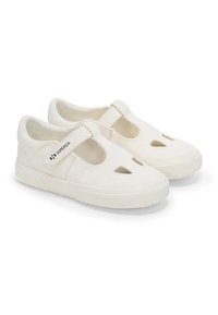 Scarpe di tela bianche con dettagli intagliati, chiusura con cinturino e suole in gomma. Design minimalista con un logo sul lato.
