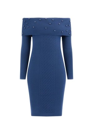 Blå ribbede kjole med off-the-shoulder design, lange ærmer og dekorative perler. Har et struktureret kabelmønster ned langs midten.