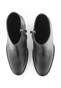 Stivali alla caviglia in pelle nera con una superficie liscia, punta rotonda e chiusura con zip laterale. Il tacco è piatto e presenta una silhouette semplice.