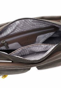 Interno della borsa a tracolla intrecciata marrone con rivestimento grigio, tasca con zip e molteplici scomparti. Presenta un tessuto testurizzato e dettagli in metallo.