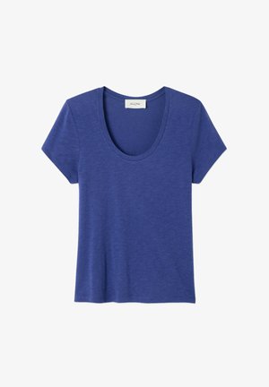 Mėlynas trumpomis rankovėmis marškinėliai su apvalia kaklo iškirpte. Pagaminti iš lengvos, tekstūruotos medžiagos. Paprastas dizainas, be raštų ar akcentų.