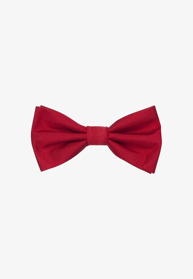 Czerwona mucha wstążkowa wykonana z fakturowanej tkaniny, w klasycznym kształcie z centralnym węzłem. Gładkie wykończenie bez widocznych wzorów ani akcentów.