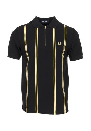 Zwart poloshirt met korte mouwen, verticale gele strepen, halve ritssluiting aan de voorkant en geborduurd lauwerkranslogo op de linkerborst.