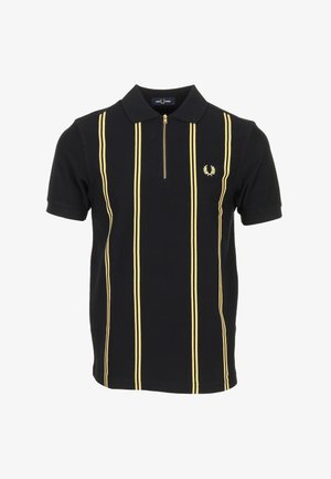 Polo noir à manches courtes avec des rayures verticales jaunes, fermeture éclair à mi-longueur sur le devant et logo de laurier brodé sur le côté gauche de la poitrine.