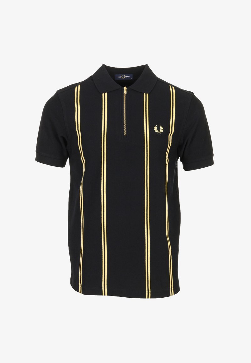 Polo de manga corta negro con rayas verticales amarillas, cremallera frontal hasta la mitad y logotipo de laurel bordado en el pecho izquierdo.