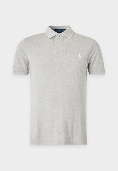Polo gris clair à manches courtes avec deux boutons et petit logo blanc brodé sur la poitrine gauche.