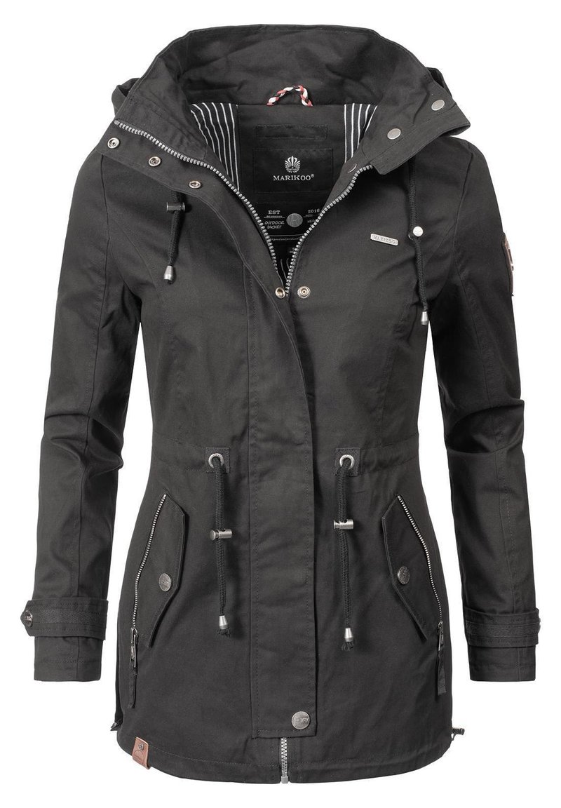 Veste à capuche noire en tissu, dotée d'une fermeture éclair à l'avant, de cordons de serrage à la taille et à la capuche, ainsi que de plusieurs poches zippées. Doublure rayée.