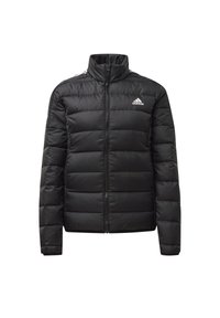 Chaqueta de abrigo negra con cuello alto, cierre de cremallera, costuras horizontales y logo blanco de Adidas en el lado izquierdo del pecho. Textura suave.