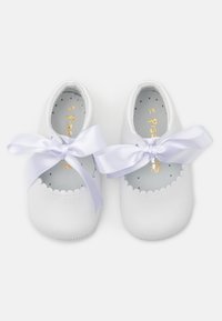 Weiße Lederbabyschuhe mit abgerundeten Zehen, gewelltem Rand und lavendelfarbenen Satinbögen. Punktiertes Fußbett, dezente goldene Markierung im Inneren.