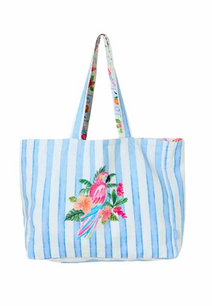 Hellblaue und weiß gestreifte Tragetasche mit langen Henkeln und bunter Papagei- und tropischer Blumenstickerei auf der Vorderseite.