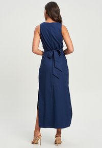 Granatowa, bezrękawnikowa sukienka maxi z wiązaniem w talii, bocznymi rozcięciami i gładką fakturą. Prosty design z dopasowanym gorsetem i zwiewną spódnicą.