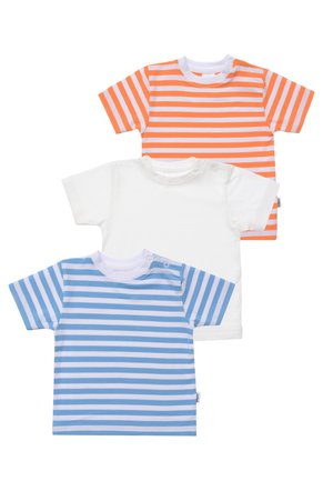 Drei kurzärmlige Hemden: eines orange-weiß gestreift, eines rein weiß und eines hellblau mit weißen Streifen. Aus Baumwolle, lässiger Schnitt.