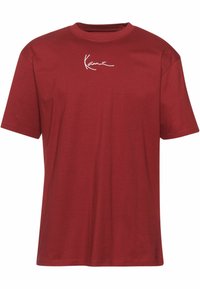 Rotes Baumwoll-T-Shirt mit Rundhalsausschnitt, kurzen Ärmeln und weißem gesticktem Logo auf der Brust. Glatte Textur und lockere Passform.