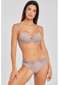 Licht mauve beha en bijpassend slipset met een gladde stof, kantafwerking, een decoratieve strik in het midden en een klassieke snit.