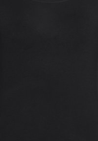 Svart t-shirt med rund halsringning, tillverkad av mjukt, slätt bomullstyg. Enkel, enfärgad utan mönster eller synliga detaljer.