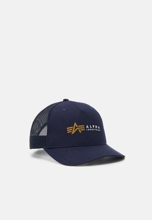 Marineblauwe pet met een gestructureerde voorkant, mesh achterkant en een gouden logo van een "A" met vleugels, met een gebogen klep en gestikte accenten.