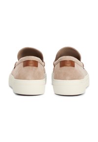 Suedeslippers i lys beige, med såle i hvit gummi. Lærdetaljer på hælen og minimalistisk design.