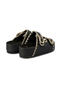 Sandales plateformes tissées noires avec une finition texturée, ornées de coutures décoratives beiges et de brides ajustables pour un bon ajustement.