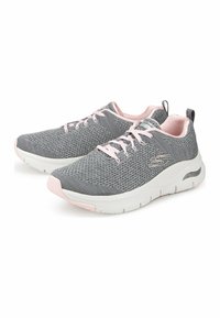 Scarpe sportive grigie con upper in knit testurizzato, lacci rosa e suola bianca con supporto per l'arco. Accenti notevoli includono un'etichetta con il logo.