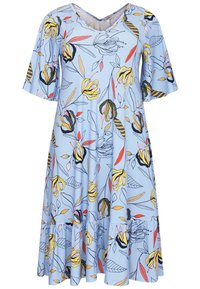 Modré květinové šaty s krátkými rukávy, s výstřihem do V, s vrstveným lemem a barevnými květinovými vzory v žluté, červené a zelené barvě. Vyrobeno z měkké látky.