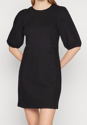 Schwarzes kurzes Kleid mit rundem Ausschnitt, Puffärmeln und taillierter Silhouette. Hergestellt aus einem glatten, leichten Stoff ohne sichtbare Muster.