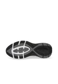 Suola di scarpa sportiva nera e grigia con un design testurizzato e battistrada, caratterizzata da scanalature prominenti e un accento bianco nella parte intermedia.