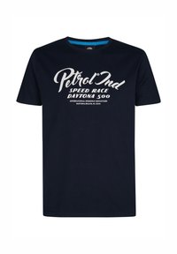 T-shirt in cotone blu navy con un design grafico bianco che riporta il testo "Petrol Ind Speed Race Daytona 500" e ulteriori dettagli sulla posizione.
