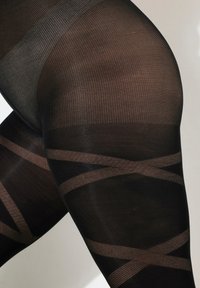 Collant neri con un motivo testurizzato e sezioni trasparenti. Presenta accenti incrociati color beige visibili contro il tessuto. Materiale liscio ed elastico.