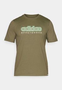 T-shirt a maniche corte verde oliva in cotone, con logo "adidas" bianco e verde e la scritta "SPORTSWEAR" sottostante in carattere stilizzato.