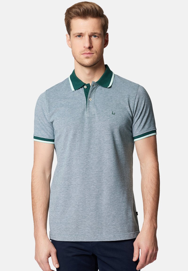Szara koszulka polo z zielonym kołnierzykiem, z dwiema guzikami z przodu i kontrastowymi białymi akcentami na kołnierzyku i rękawach.