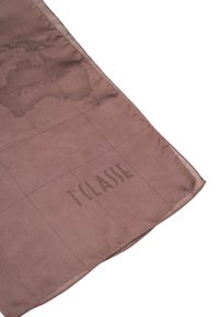 Sciarpa di seta marrone con un design mappa sbiadito che presenta i contorni dell'Australia, linee a griglia e il testo "T'Classe" in un font marrone scuro.