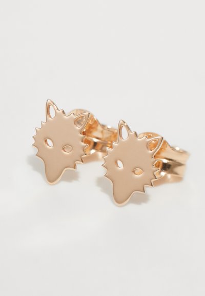 Kultaiset korvakorut, jotka ovat tyylitellyn suden pään muotoiset, joissa on terävät korvat ja leikattu kasvojen piirteet. Sujuva, mattapintainen viimeistely.