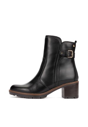 Stivaletto nero in pelle con tacco a blocco, cinturino laterale con fibbia e dettagli cuciti, mostrato in profilo destro su sfondo bianco.