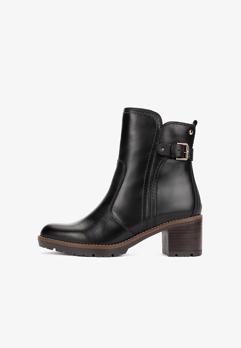 Bottine noire en cuir avec talon bloc, bride latérale à boucle et détails cousus, présentée en profil droit sur fond blanc.