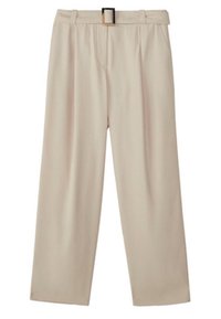 Pantalon beige taille haute avec ceinture en tissu et boucle rectangulaire, présentant une coupe droite et des poches avant.