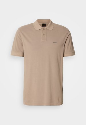 Bees värvi puuvillane polo särk, millel on krae, kahe nupuga kinnitamine ja lühikesed varrukad. Ees on peen prinditud logo.
