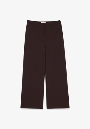 Bruine wijde broek met een gladde stoftextuur, voorzien van een platte voorkant, riemlussen en zijzakken, zonder zichtbare hardware of patronen.