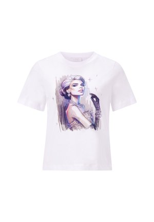 T-shirt bianca a maniche corte con un ritratto artistico stampato di una donna elegante che indossa gioielli di perle e un guanto nero.