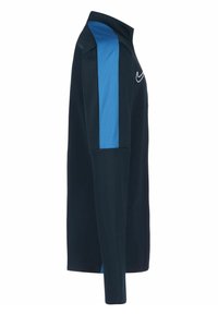 Nike pitkähihaisessa paidassa on musta kangas, jossa on siniset verkko-yksityiskohdat olkapäillä ja korkea kaulus. Rinnassa on yksinkertainen logo.