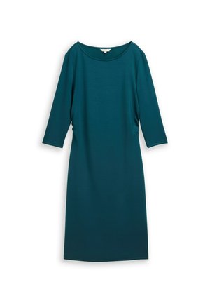 Tealfarbenes knielanges Kleid mit dreiviertellangen Ärmeln, rundem Ausschnitt und dezentem seitlichem Raffdetail, flach auf weißem Hintergrund präsentiert.