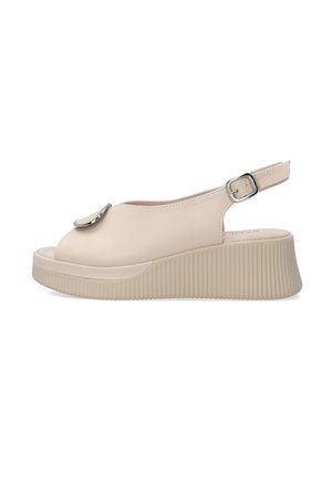Beige offene Keilsandalette mit Slingback-Riemen, seitlicher Schnalle und dekorativem metallischem Akzent am Obermaterial, gerippte strukturierte Plateausohle.