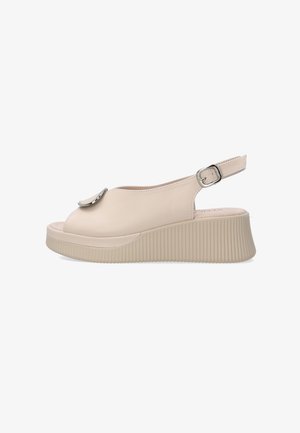Beige åben-tå kile sandal med slingback rem, siden spænde og dekorativ metallisk accent på overdel, ribbet tekstureret platformsål.