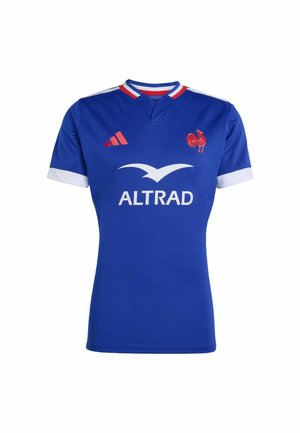 Niebieska koszulka rugby z czerwonymi akcentami, z kołnierzem typu polo, krótkimi rękawami, logo sponsora "ALTRAD" na przodzie oraz emblematem koguta.