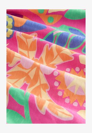 Krāsains audums ar lieliem ziedu rakstiem rozā, oranžā, dzeltenā, zaļā un zilā krāsā, ar gludu tekstūru un mīkstu kritumu.