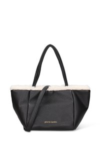 Borsa a mano nera con texture, rifinitura in pelliccia sintetica color crema, doppie maniglie e tracolla regolabile. Presenta un logo dorato ben visibile.