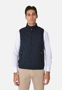 Gilet senza maniche blu navy con chiusura a zip, due tasche laterali e zip arancioni, realizzato in tessuto leggero e liscio.